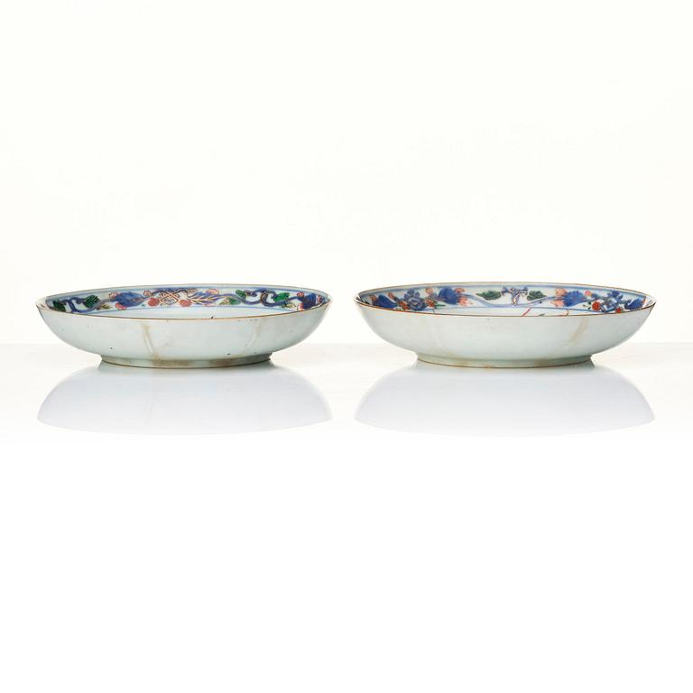 Skålfat, ett par, porslin. Qingdynastin, Kangxi (1662-1722).