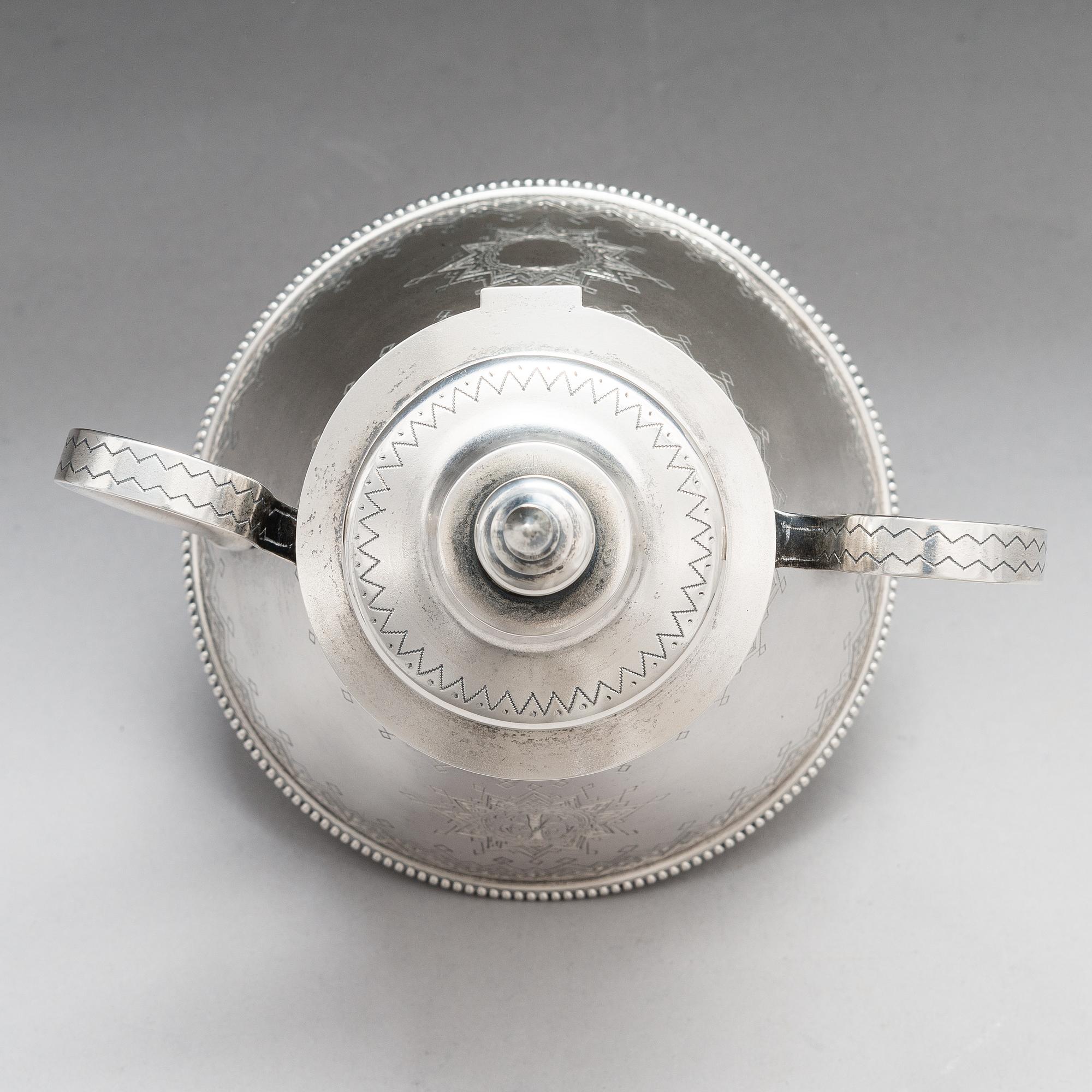 A Russian silver sugar bowl, maker's mark of Stefan Wäkevä, Saint Petersburg 1888.