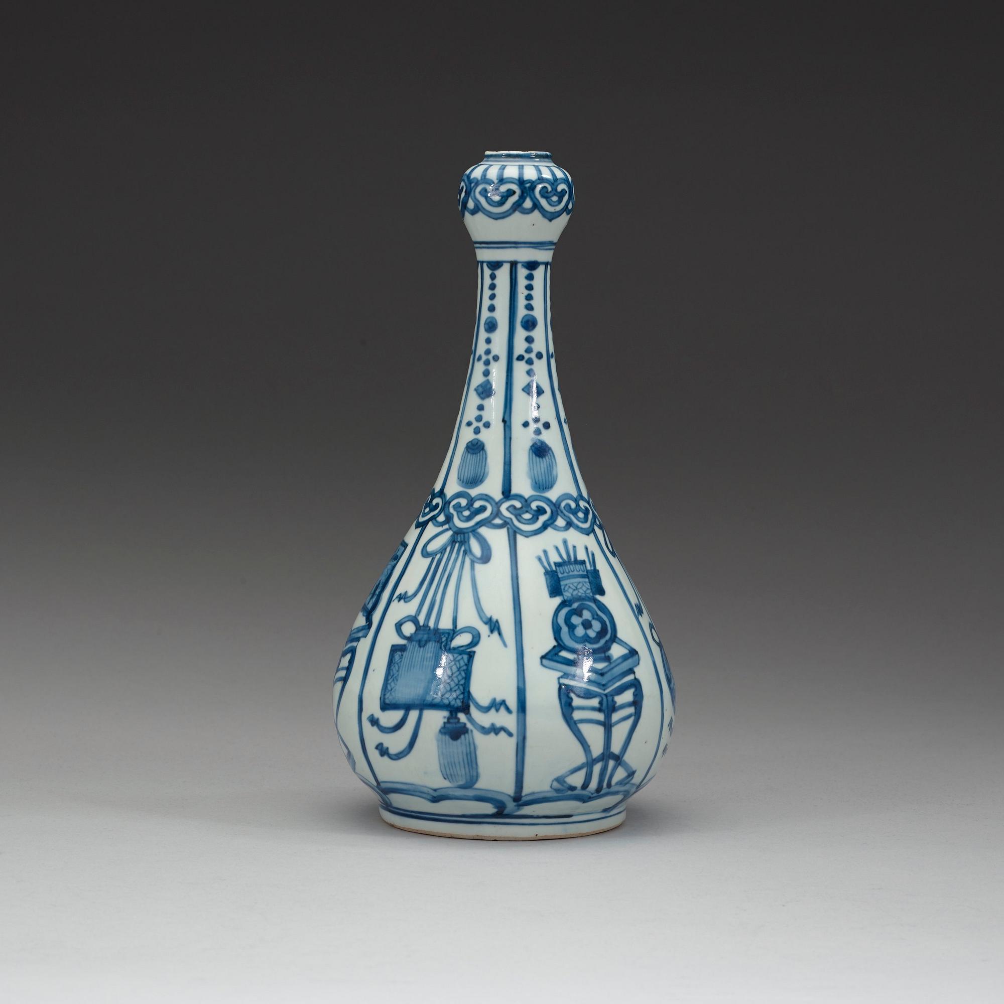 A blue and white bottle, Ming dynasty Wanli (1573-1619).