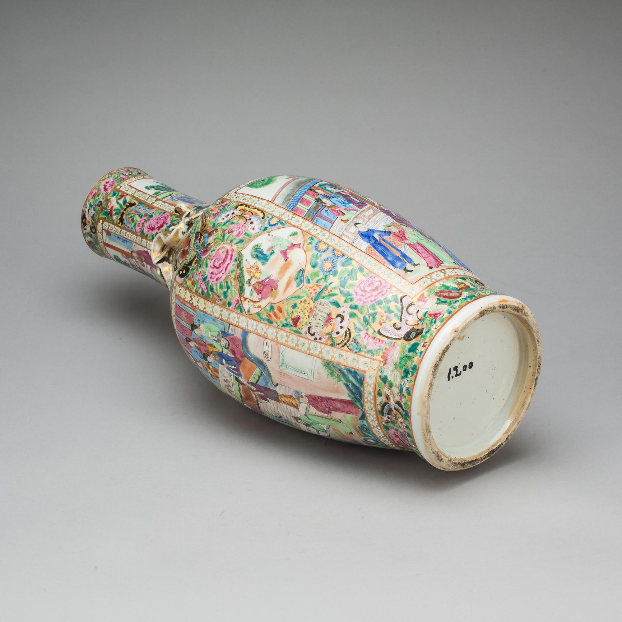 GOLVVAS, porslin. Kina. 1900-tal.