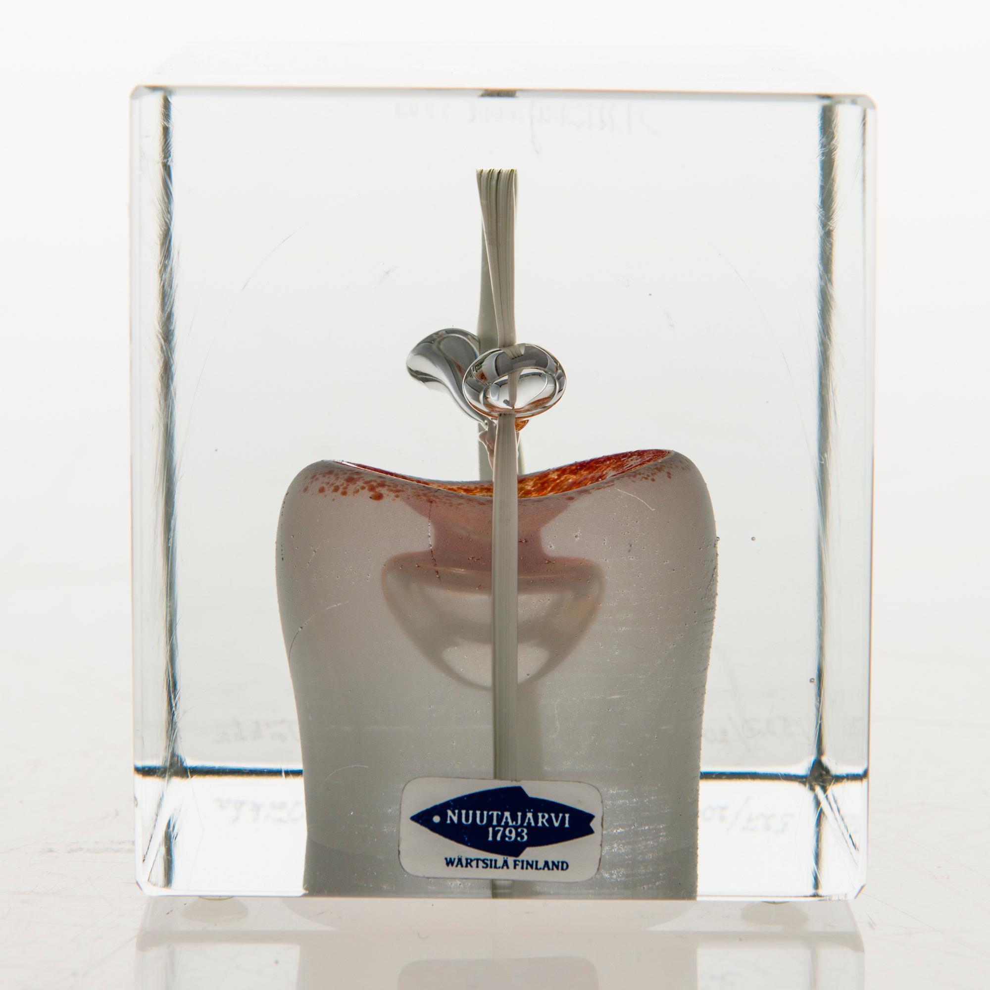 OIVA TOIKKA, An annual glass cube, signed Oiva Toikka Nuutajärvi 1985, numbered 527/2000.