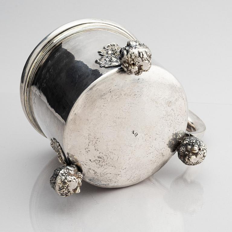 Erik Månsson Schmidt, dryckeskanna, delvis förgyllt silver, Stockholm (verksam 1675-1686). Barock.