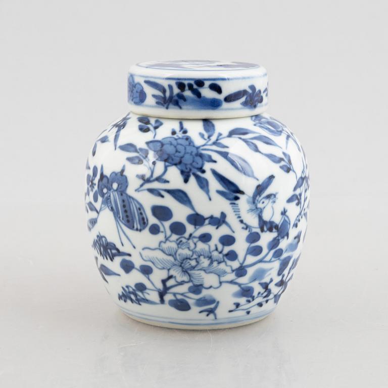 A Chinese blue and white pot with lid, Qing dynasty, 19th century.