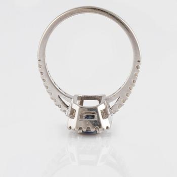 RING, 14K guld med briljantslipade diamanter samt fasettslipad blå safir. Vikt 3,8 gram.