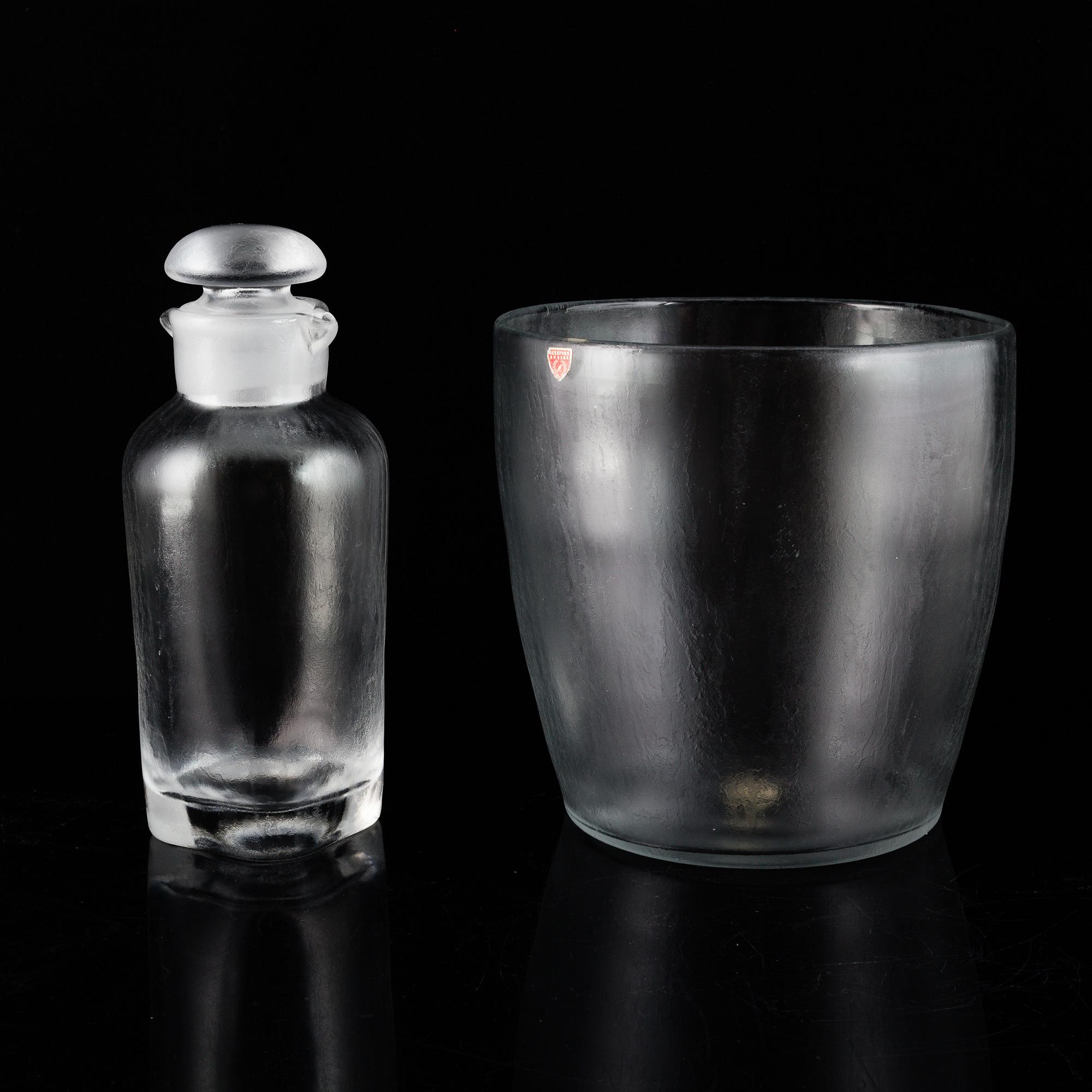 VICKE LINDSTRAND, a 16-piece 'Iced' glass service, Orrefors.