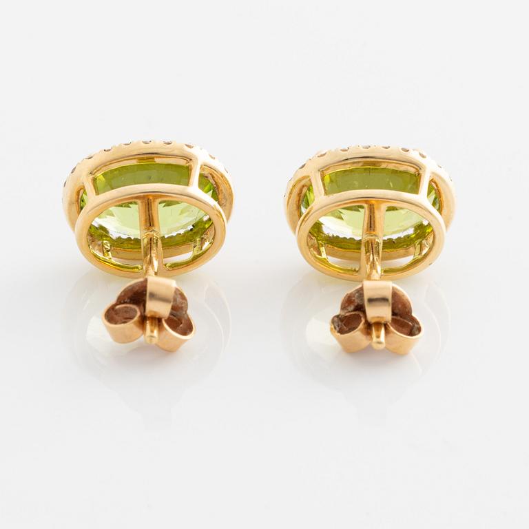 Earrings with peridot and brilliant-cut diamonds.