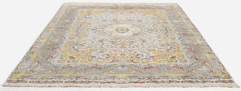 Matta, Täbris, part silk, s.k. 80 Raj, Nortvästra Iran, signerad ca 280 x 170 cm.