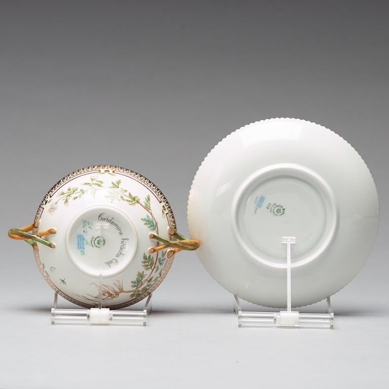BULJONGKOPPAR med FAT, tre stycken samt FAT, porslin. "Flora Danica", Royal Copenhagen, Danmark, 1900-tal.