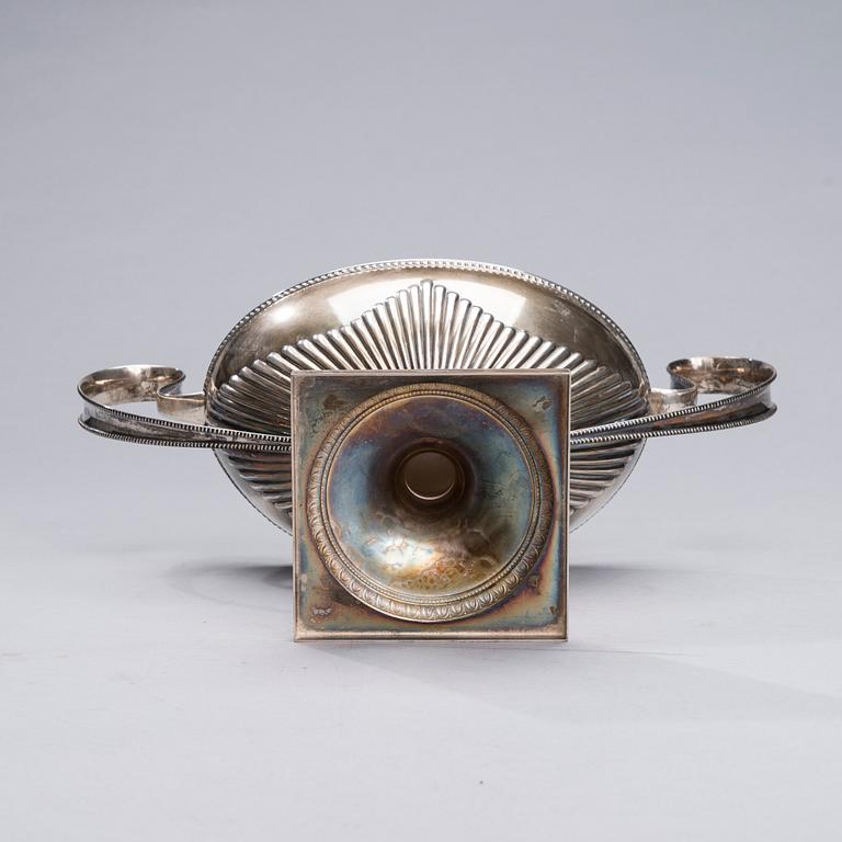 JARDINJÄR, silver och glas, gustaviansk stil, Åbo 1918. Silvervikt 887,7 g.