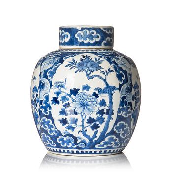 1350. A blue and white jar with cover, Qing dynasty, 19th Century.