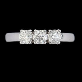 RING, 18K vitguld, 3 briljantslipade diamanter tot ca 0.97 ct.