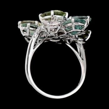 COCKTAILRING, 18K vitguld, diamanter tot ca 0.29 ct, akvamariner tot ca 8.40 ct.
