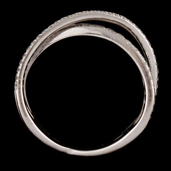 RING, 18k vitguld med små briljantslipade diamanter, totalt 1.0 ct, 2000-tal. Vikt 7 g.