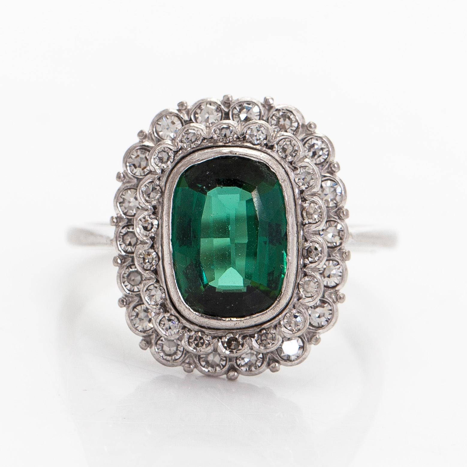 RING, fasettslipad turmalin, åttkantslipade diamanter, 18K vitguld. A. Tillander, Helsingfors 1975.