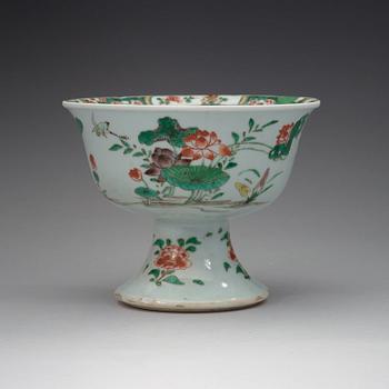 SKÅL på FOT, porslin. Qingdynastin, Kangxi (1662-1722).