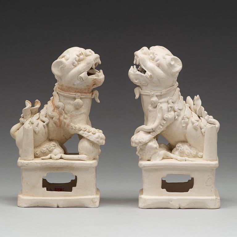 A pair of blanc de chine/bisquit porcelain joss stick holders, Transition, 17th Century.