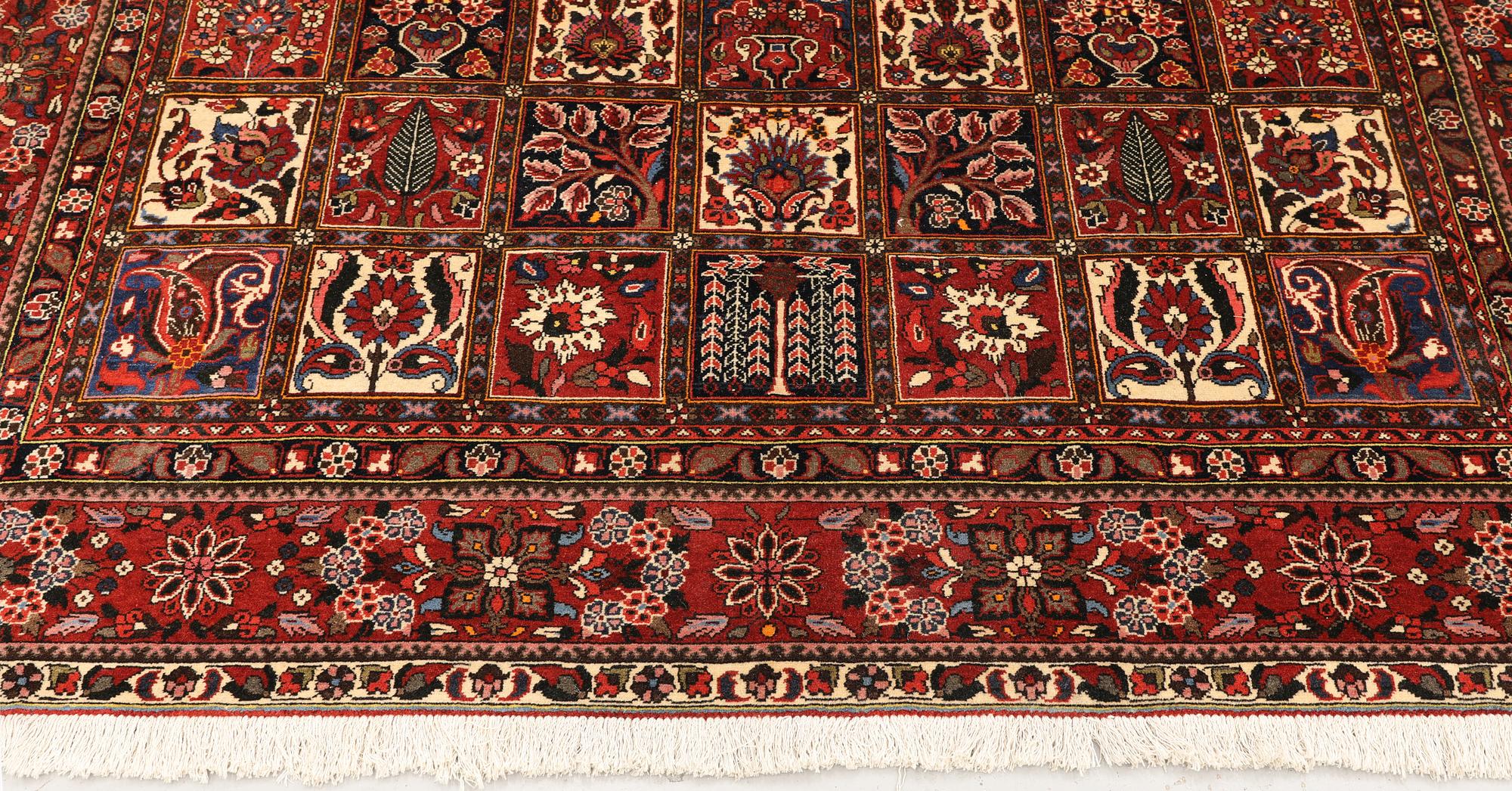 A carpet, Bakhtiari, approx. 308 x 210 cm.