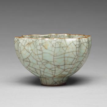 751. A lotus shaped ge-glazed cup, presumably Ming dynasty (1368-1644).