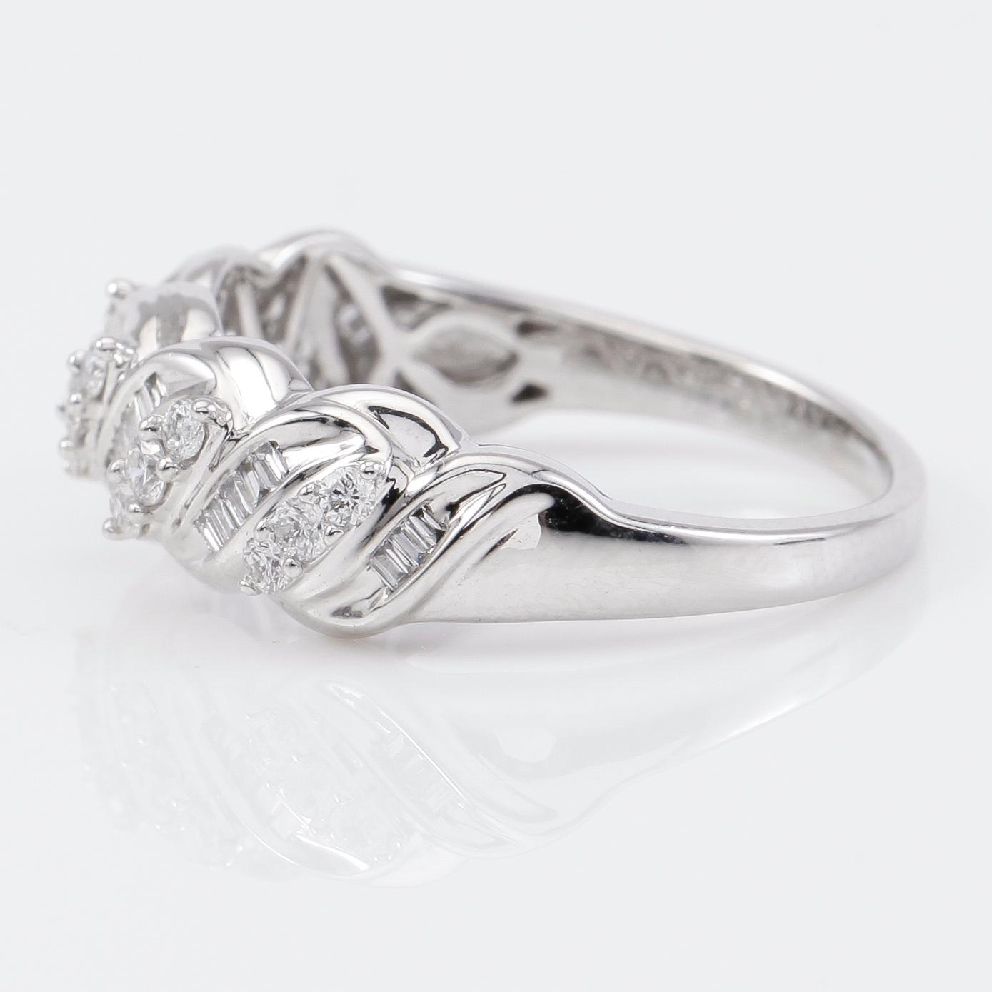 RING, 10K vitguld och olikslipade diamanter tot ca 0.38 ct.