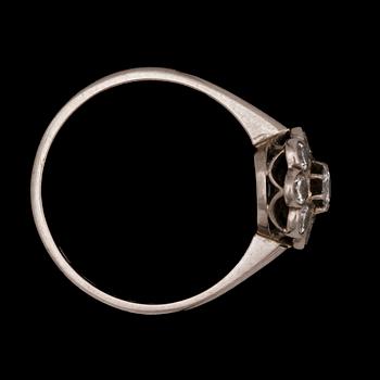 RING, Karmosé, 18K vitguld med briljantslipade diamanter, tot ca 0,36ct. Vikt ca 2,9g.