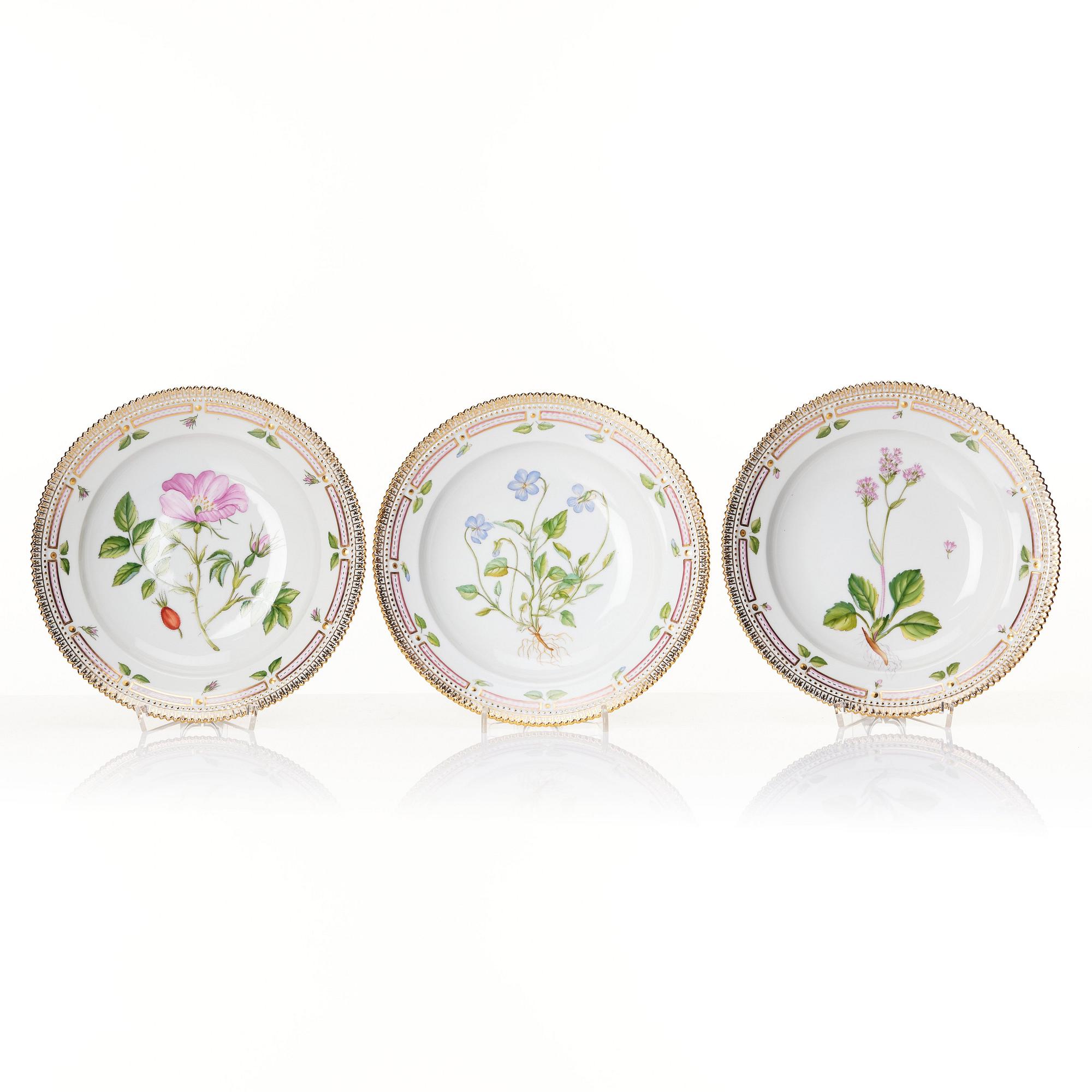 Sopptallrikar, 12 stycken, porslin. Royal Copenhagen, "Flora Danica", Danmark, 1900-tal.