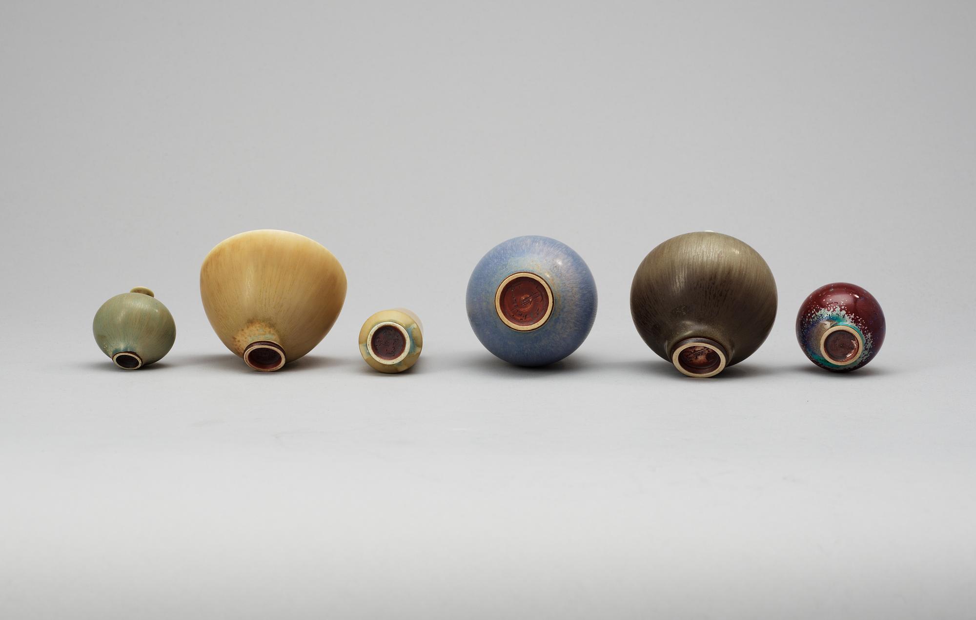 A Berndt Friberg stoneware miniature bowl and four miniature vases, Gustavsberg Studio 1960´s.