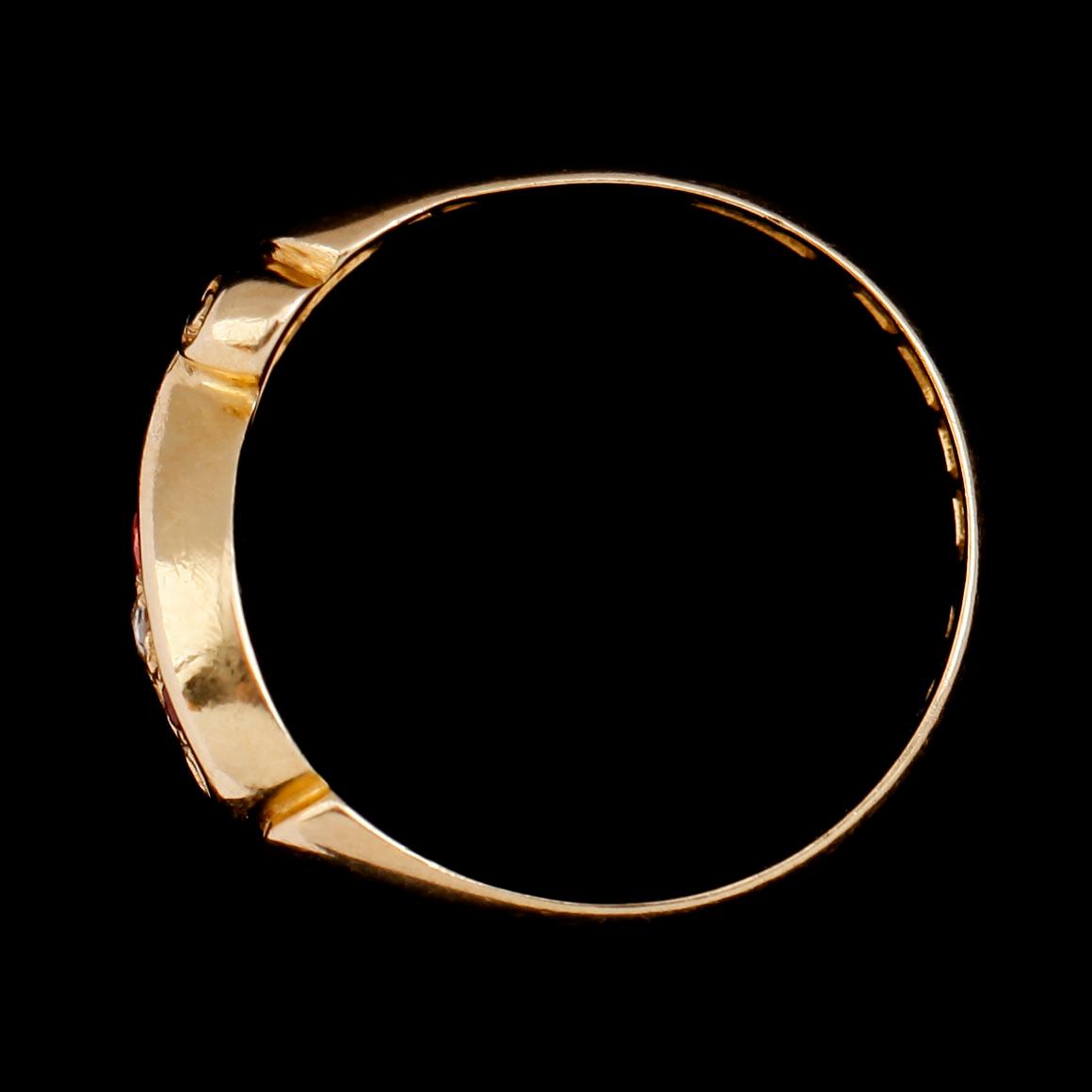 RING, 18 k guld, med 3 rubiner samt rosenstenar, England, omkring år 1900. Vikt ca 3 gram.