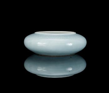 A claire de lune glazed censer, late Qing dynasty (1644-1912) with Qianlong´s seal mark.