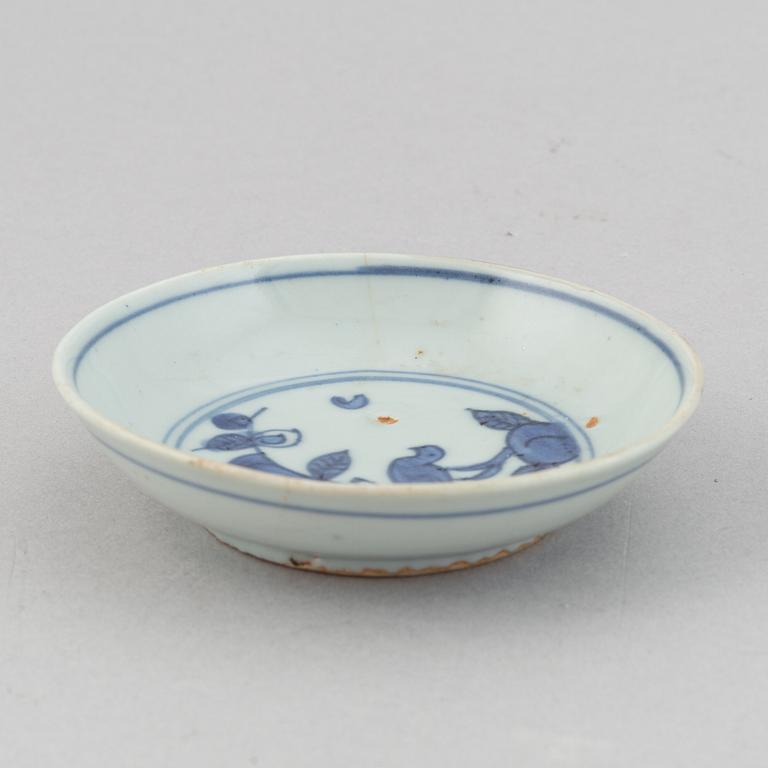 Two blue and white bowls and dish, Ming dynasty.