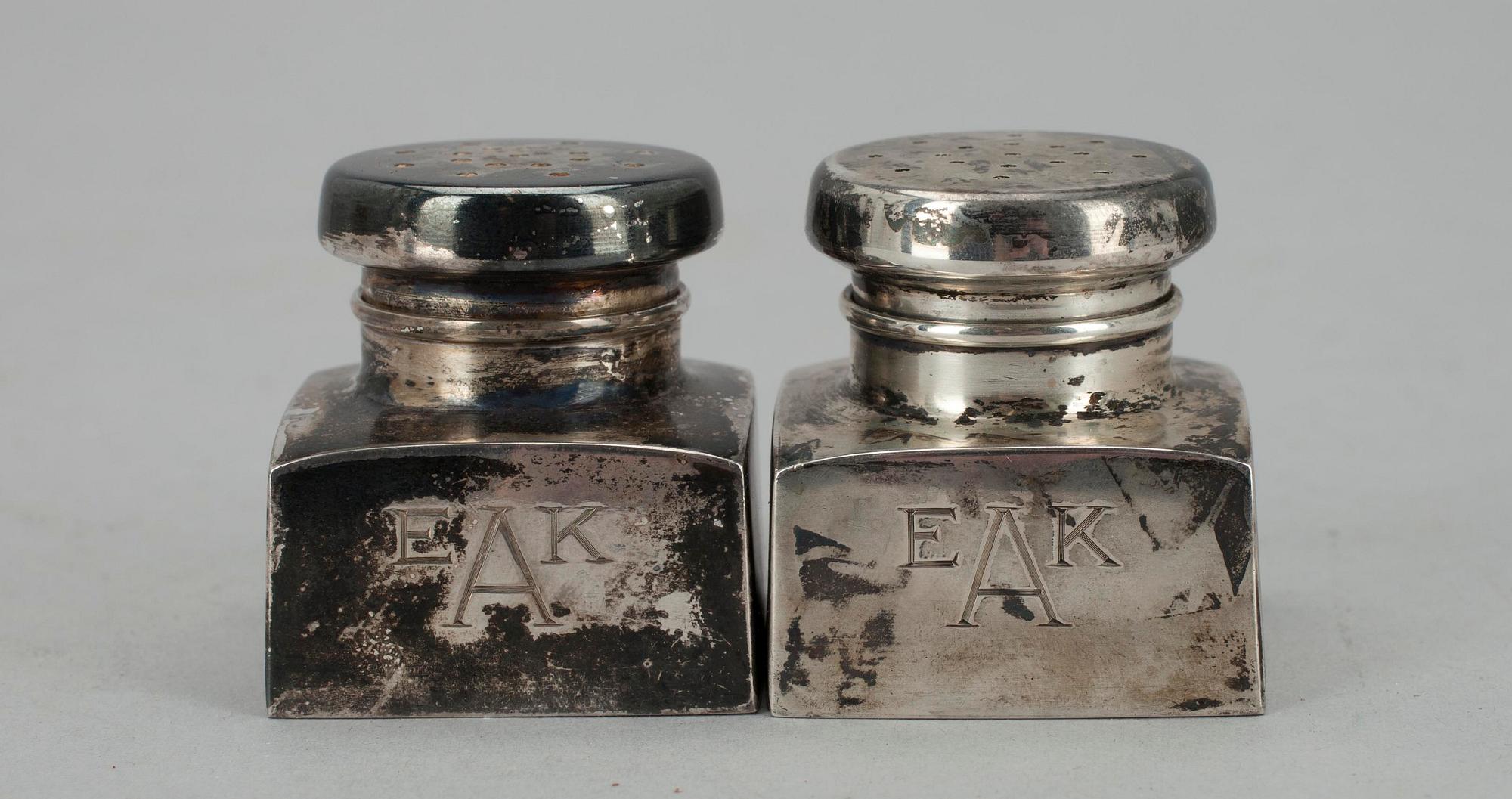 STRÖARE 2 st, sterlingsilver, USA, 1900-talets mitt samt TOASTSTÄLL, sterlingsilver, Birmingham 1931. Tot.vikt ca 176 g.