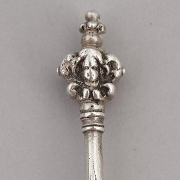 A silver table spoon and a vodka spoon, 18th/19th century.