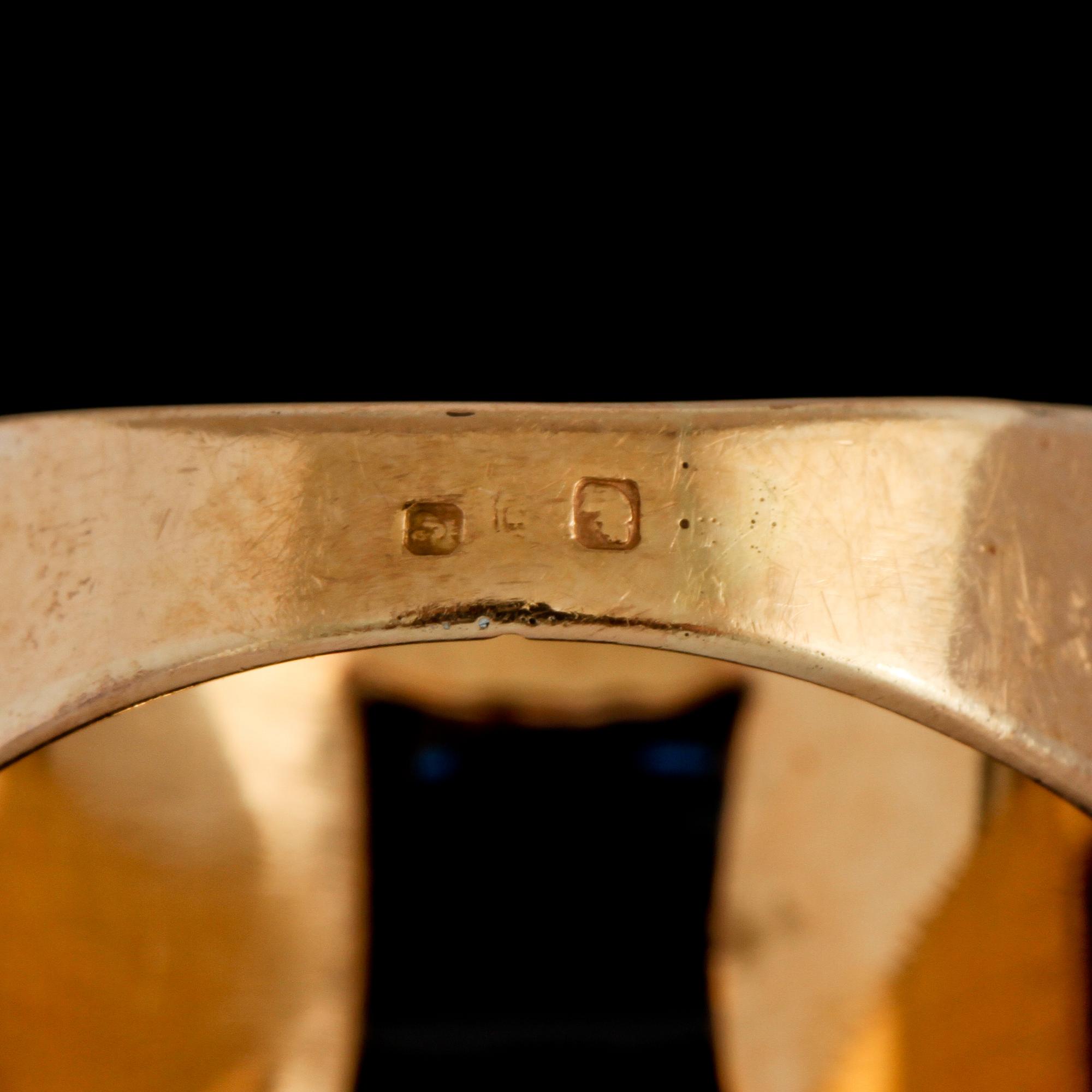 RING, 18K guld med syntetiska fasettslipade stenar, utländska stämplar. Vikt 7,1 g.