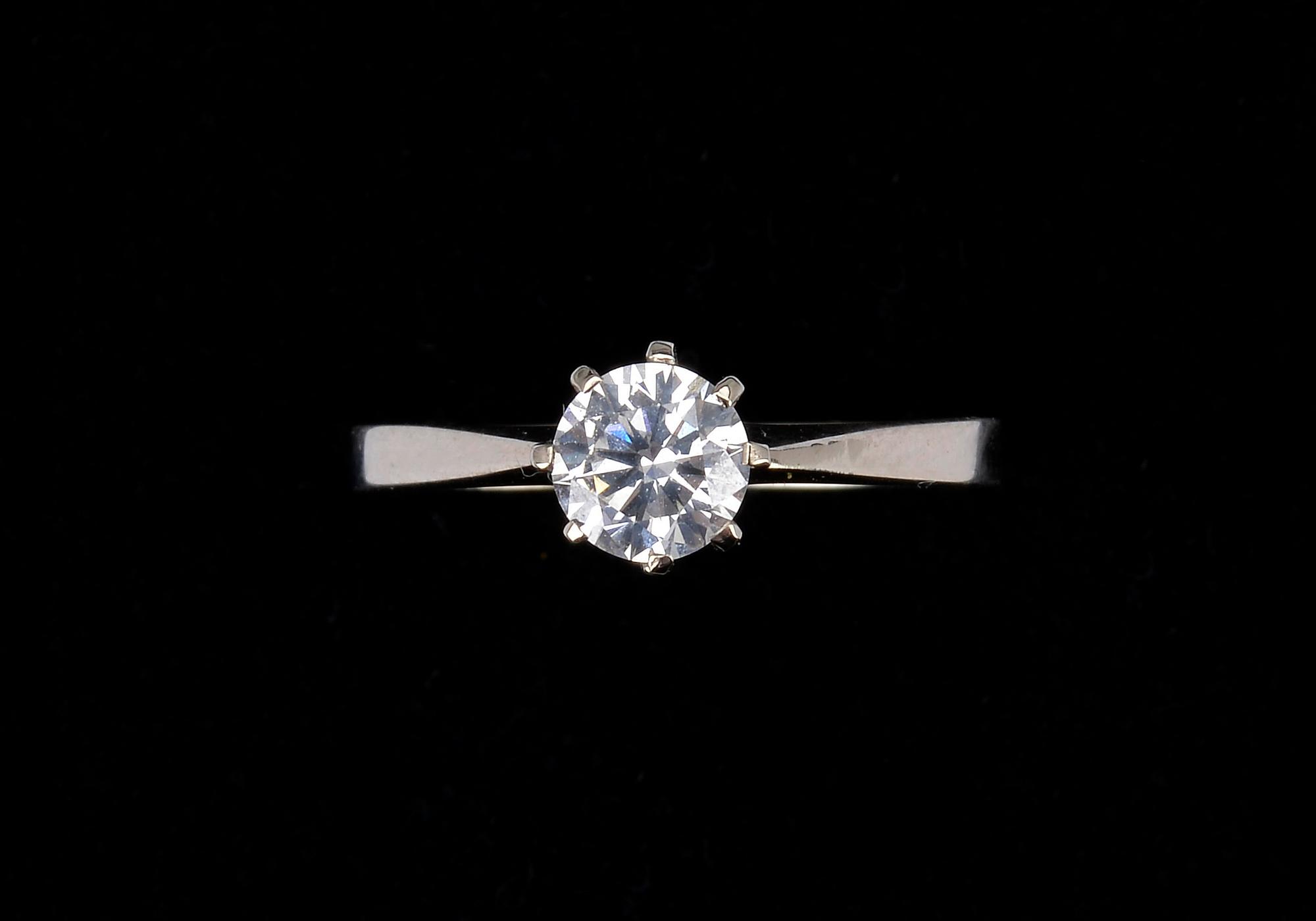 RING, briljantslipad diamant ca 0.58 ct. Stämplad RVH, Stockholm 1975. 18K vitt guld, vikt 2,2 g.