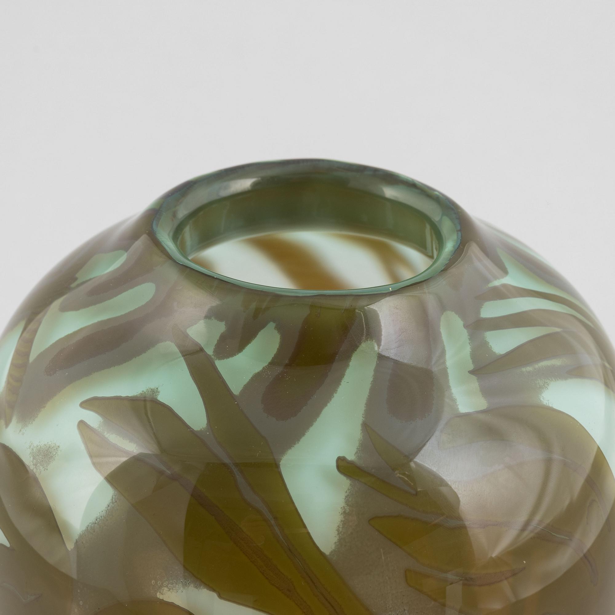 Ulrica Hydman-Vallien, a unique 'graal' glass vase, Kosta Boda.