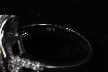 RING, 18k vitguld med briljanter, 0.38 ct enligt gravyr, och gul pärla. Tot 8 g.