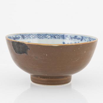 A Chinese tankard, a bowl and a four tiered food container, Qing dynasty, 18th/19th Century.