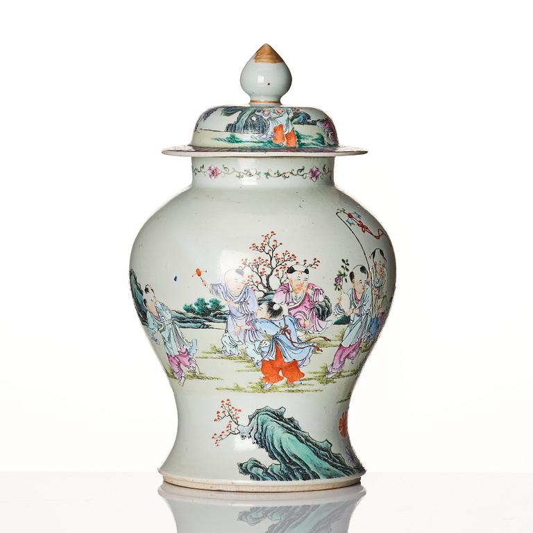 A famille rose jar with cover, late Qing dynasty, circa 1900.