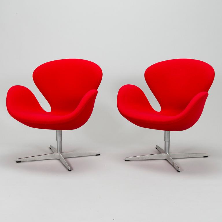 Arne Jacobsen, a pair of "Svanen" (Swan) armchairs for Fritz Hansen, Denmark,.