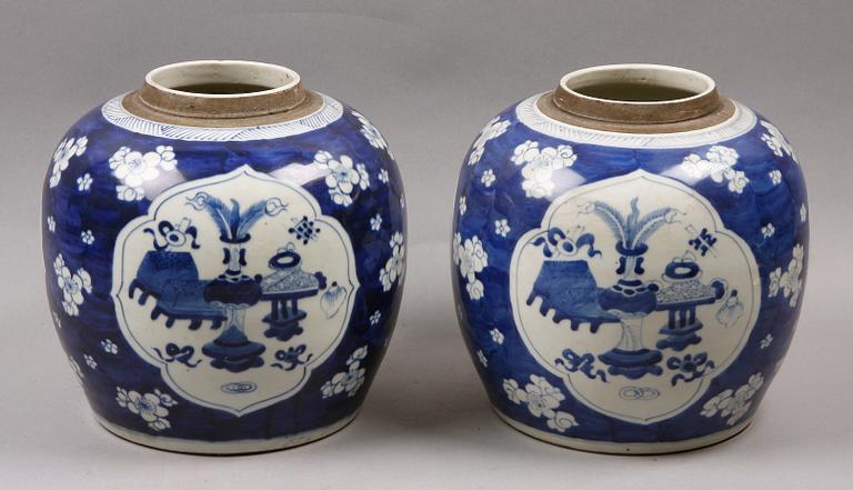 BOJANER, ett par, porslin, Kina, 1900/2000-tal.