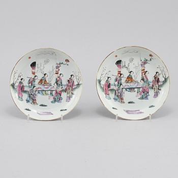 SKÅLFAT, ett par, porslin, Kina, omkring sekelskiftet 1800/1900.