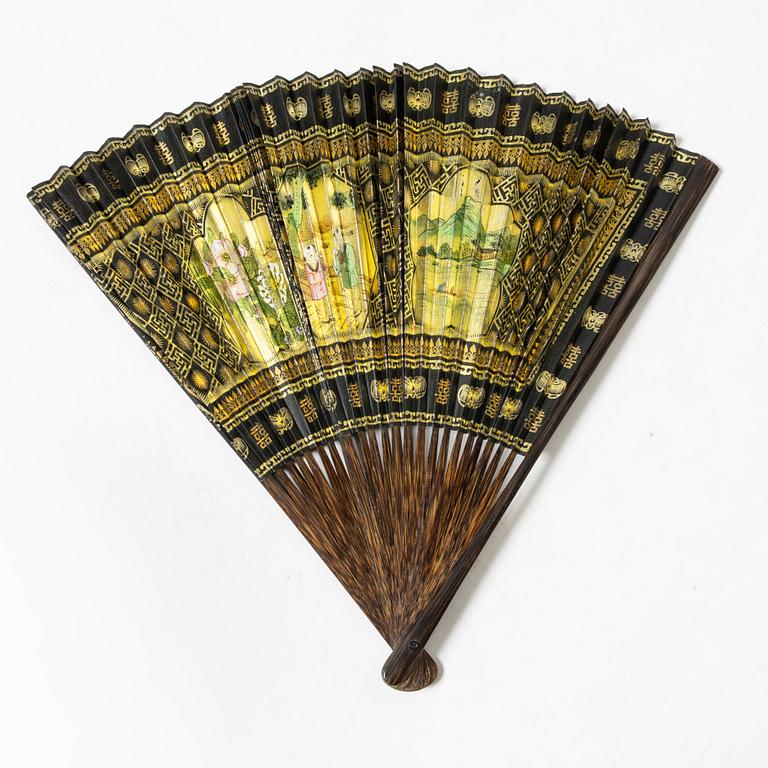 Två solfjädrar, fyra broderade fodral samt liten väska, sen Qingdynasti/tidigt 1900-tal.