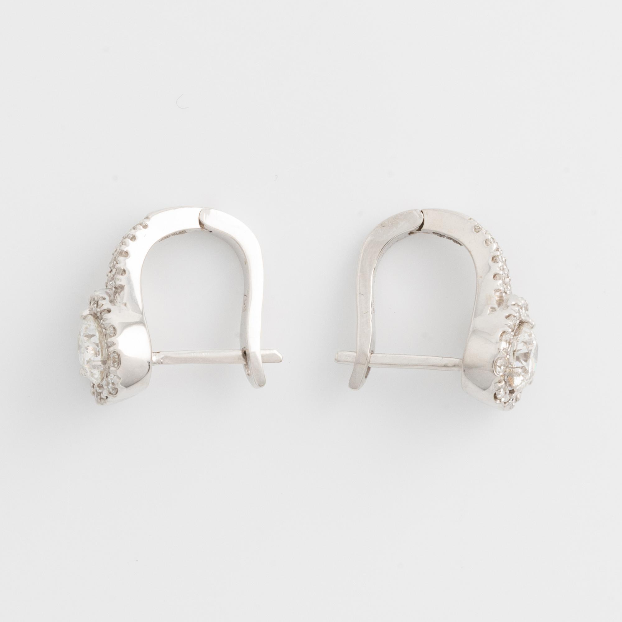 Earrings with brilliant-cut diamonds accompanied by an HRD report.