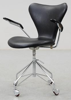 An Arne Jacobsen 'Series 7' desk chair by Fritz Hansen, Denmark 1963.