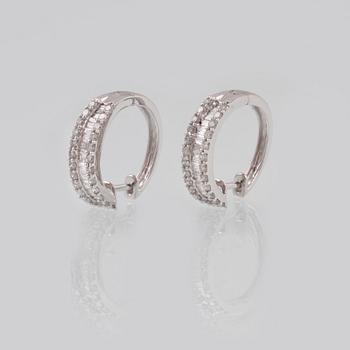 ÖRHÄNGEN, 18K vitguld med briljant och baguettslipade diamanter ca 0.67 ct. Vikt 2,9 gram.