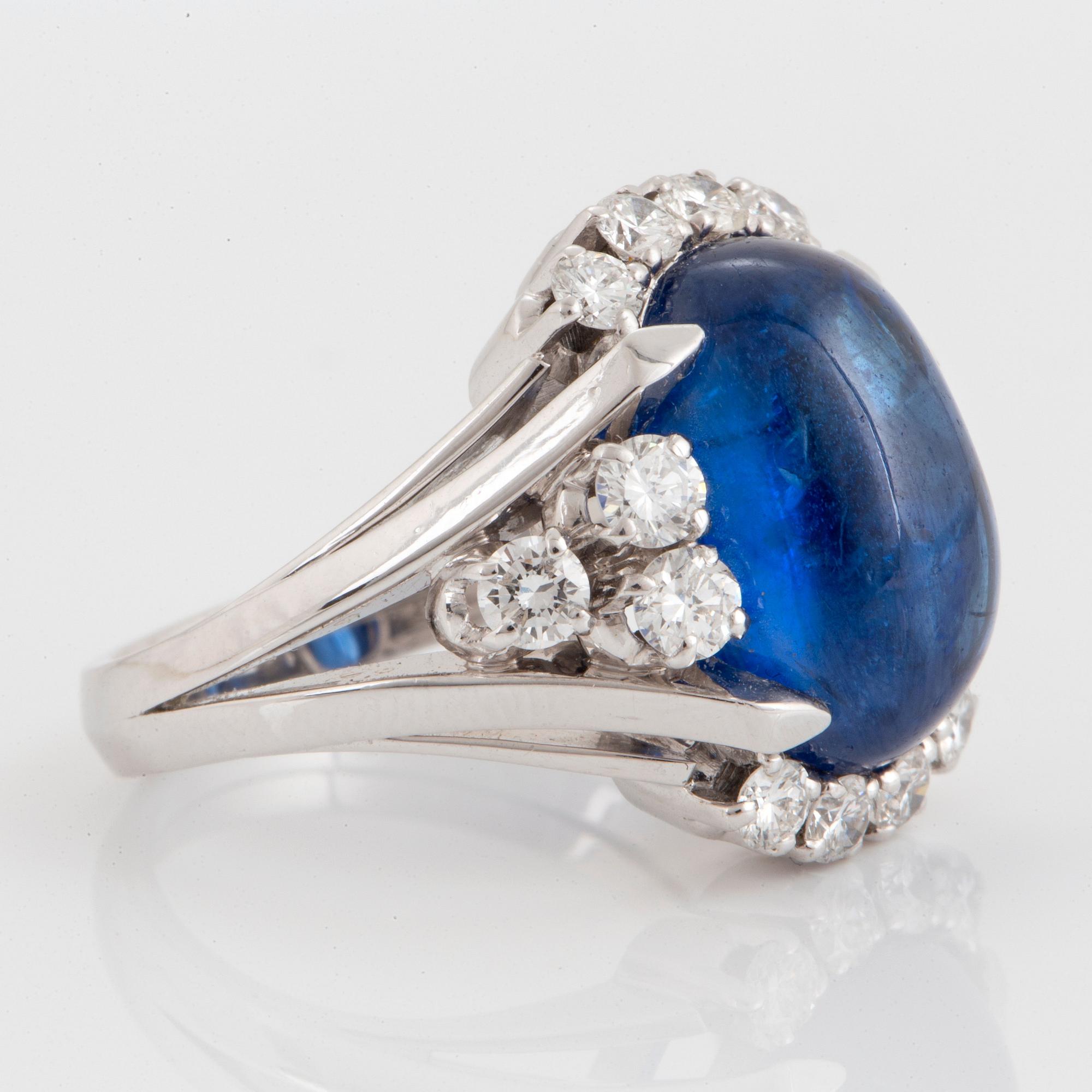 Ring 18K vitguld med en cabochonslipad safir ca 11.00 ct samt runda briljantslipade diamanter.