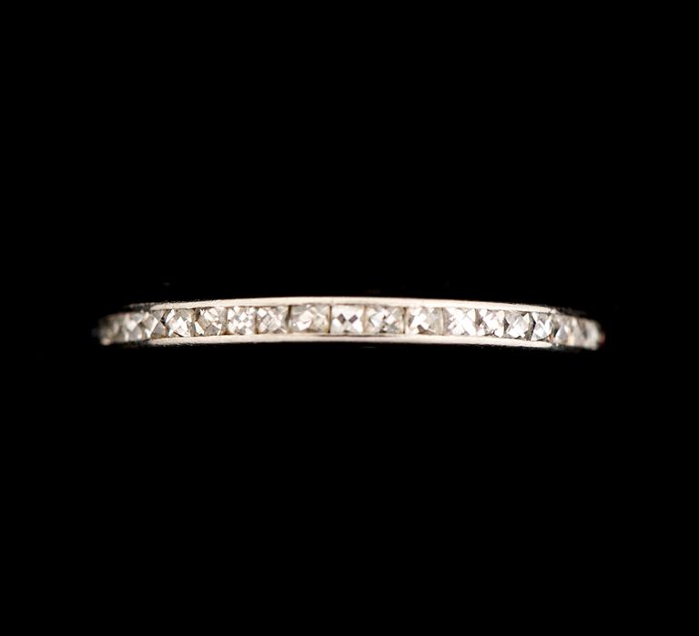 RING, 18 k vitguld med rosenstenar. Thomassons, Stockholm, 1936. Vikt ca 1,5 g.