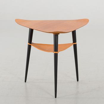 A SMALL TEAK TABLE DESIGNED BY UNO & ÖSTEN KRISTIANSSON FOR LUXUS.