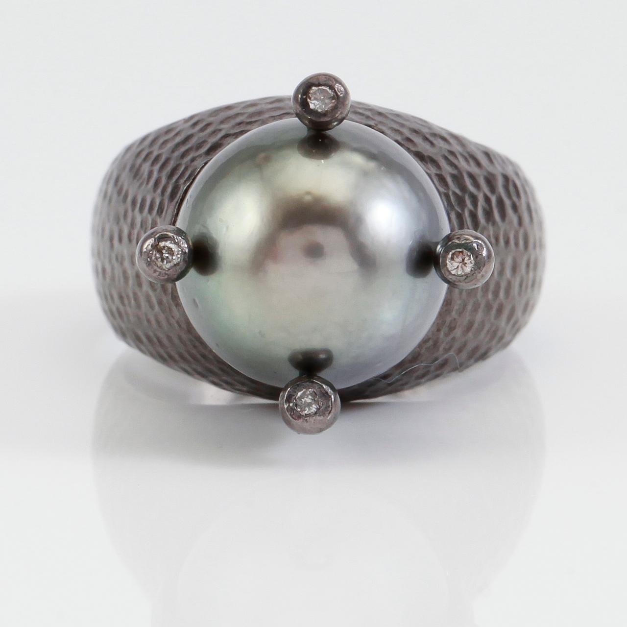RING, svärtat silver, thaitipärla samt diamanter.