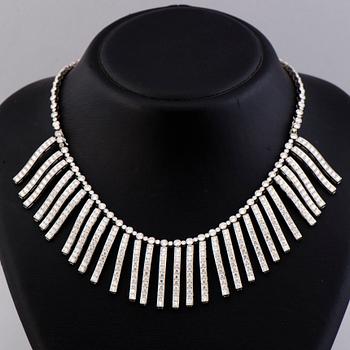 COLLIER, briljantslipade diamanter, platina. Frankrike.