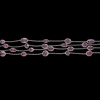 1160. A long white gold and kunzite necklace.
